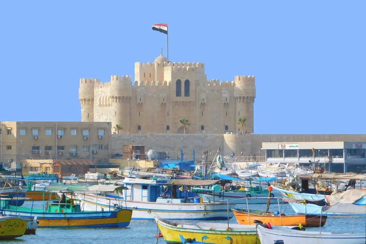 Historische Festung und Fischerboote an der ägyptischen Mittelmeerküste bei Alexandria