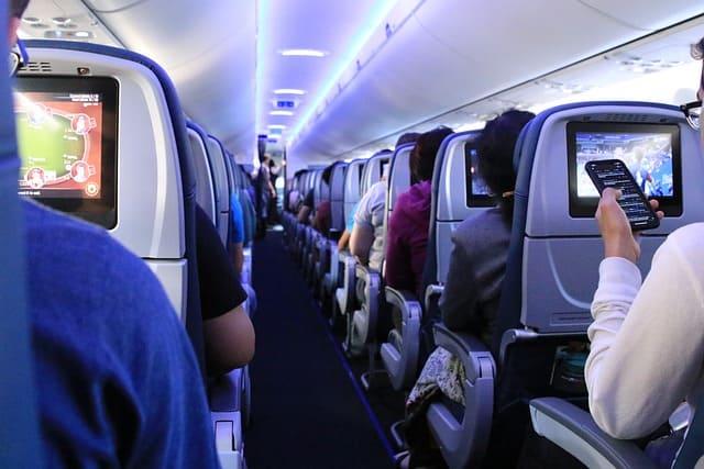 Passagiere im Flugzeug - Günstige Flugreisen vergleichen auf Flugreisen.net
