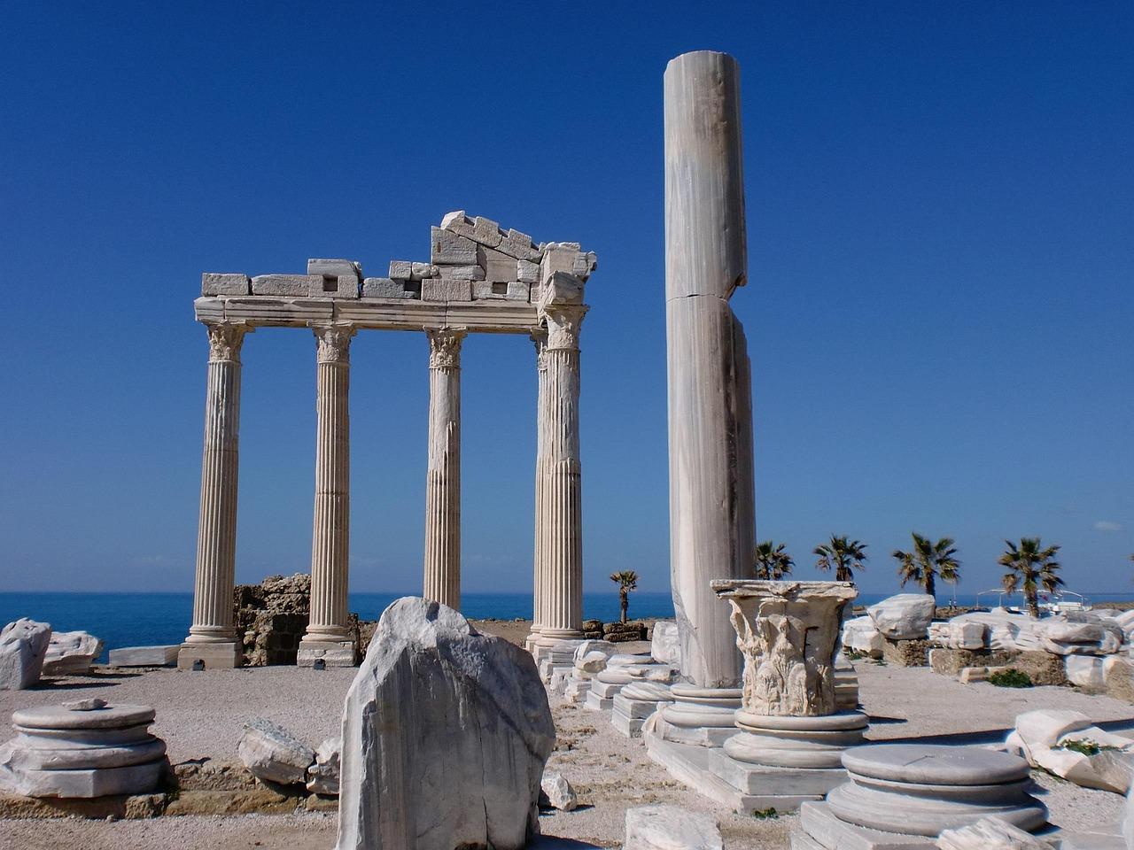 Apollon-Tempel in Side, Türkei mit blauem Himmel und Meerblick