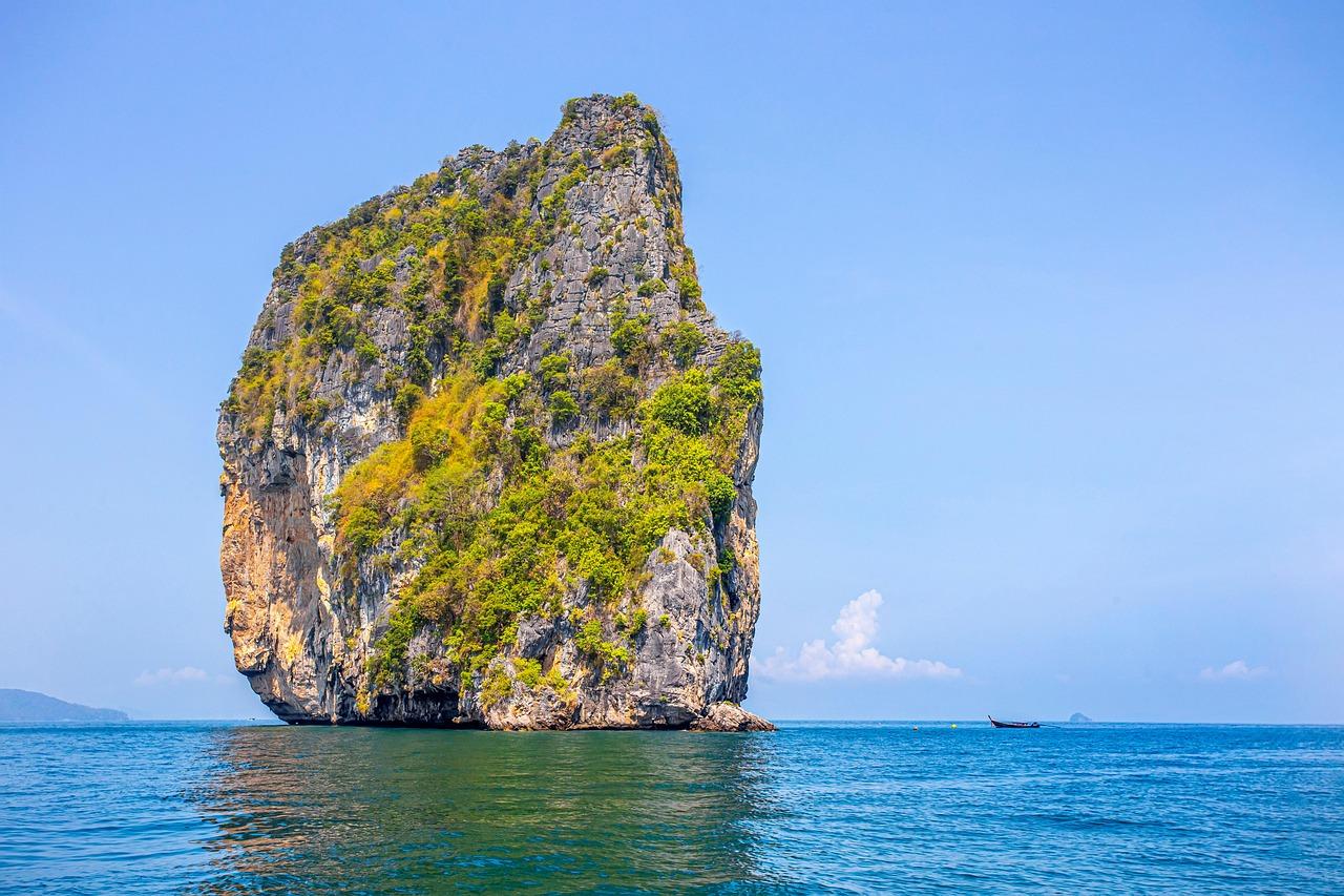 Kalksteinfelsen im türkisblauen Meer in Krabi, Thailand