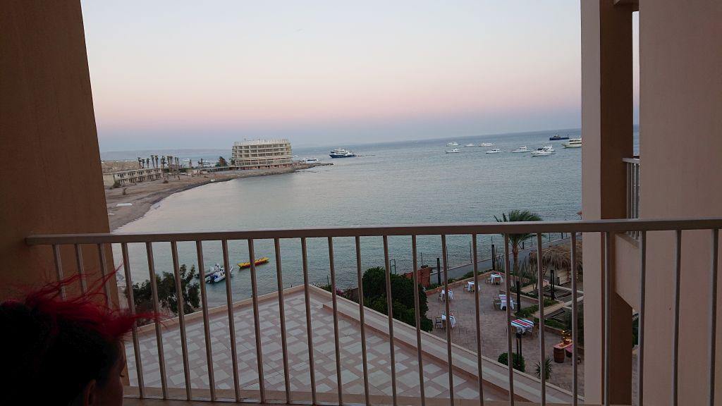Ausblick vom Balkon des Marriott Beach Resort auf das Rote Meer mit Booten in der Abenddämmerung
