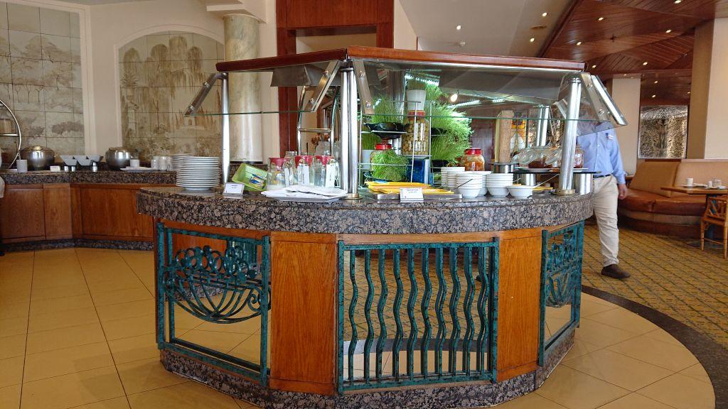 Buffetbereich im Speisesaal des Hurghada Marriott Beach Resort mit Marmortheke
