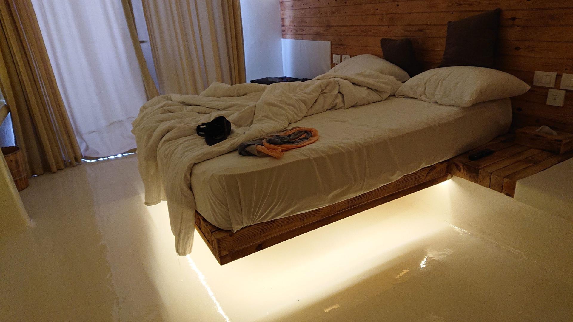 Schwebendes Bett mit indirekter LED-Beleuchtung im Zimmer des Meraki Resort Hurghada