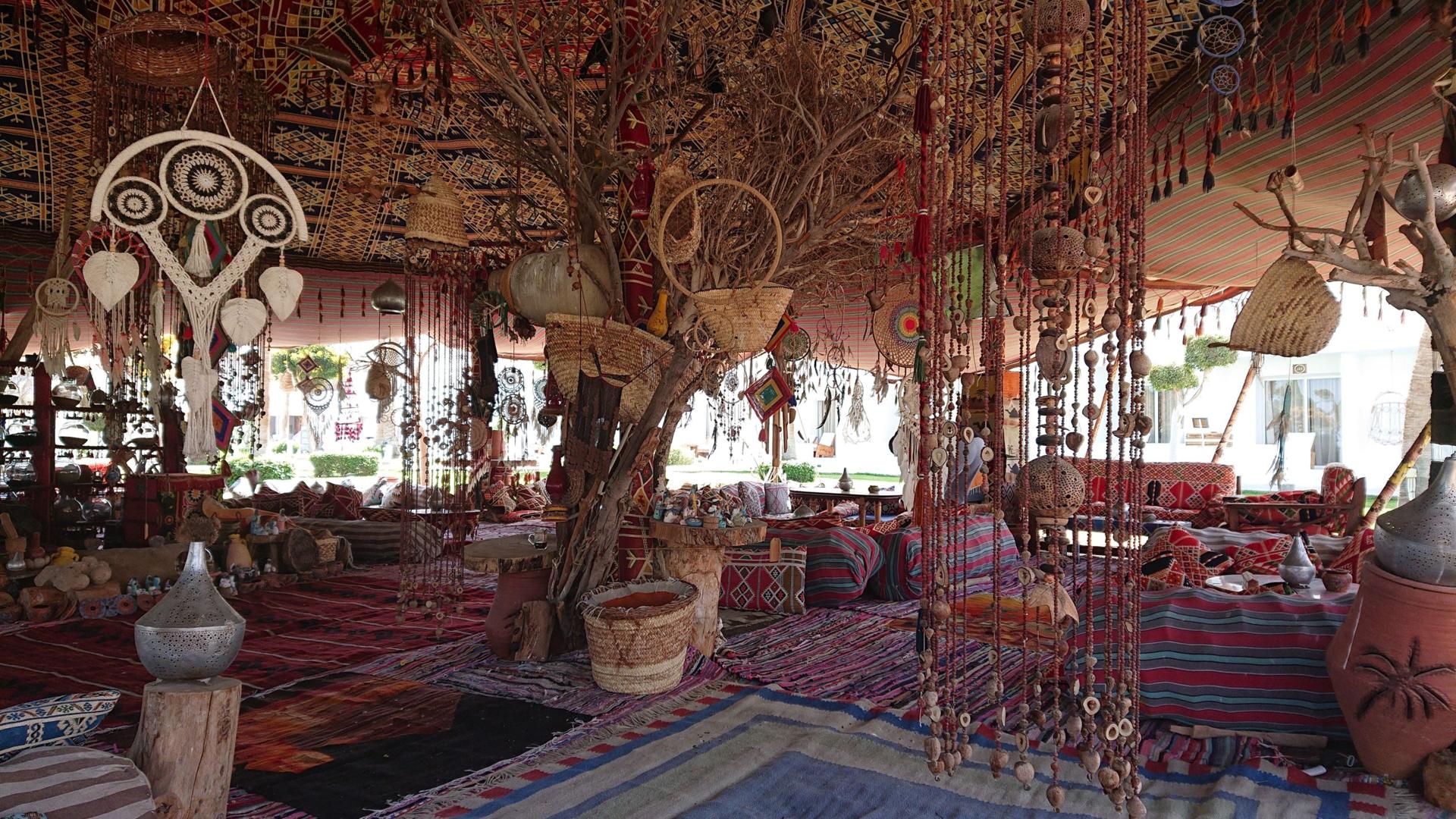 Orientalisch dekorierter Ruhe- und Loungebereich mit Teppichen und Traumfängern im Meraki Resort