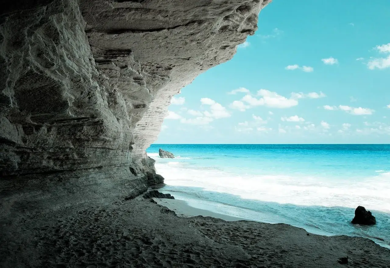 Türkisfarbenes Mittelmeer und heller Sandstrand an einem Traumstrand von Marsa Matruh