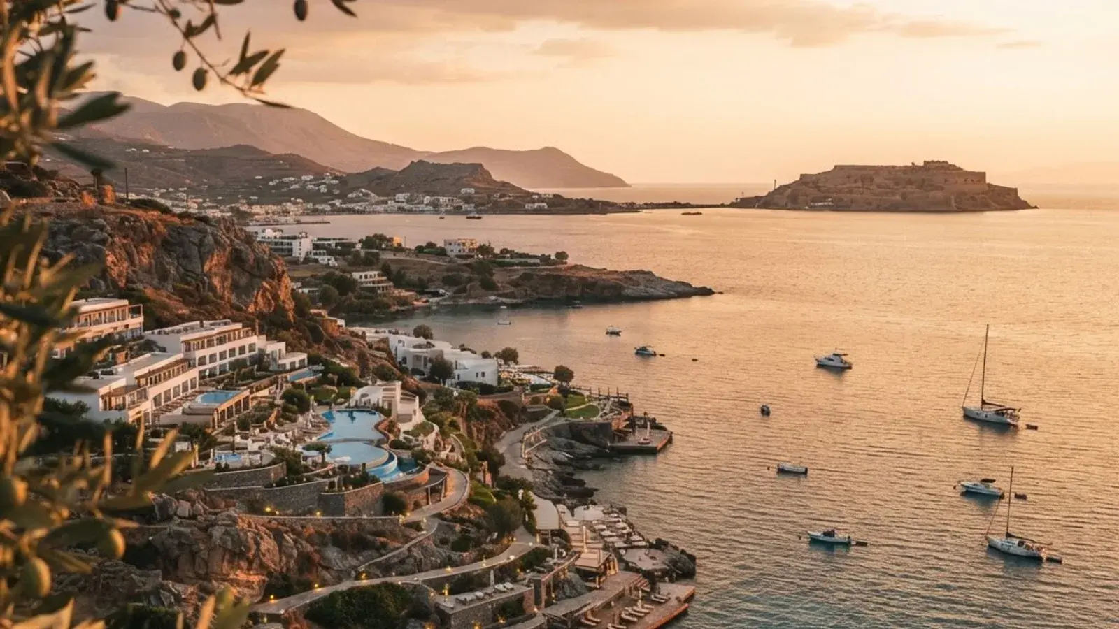 Küste von Elounda auf Kreta bei Sonnenuntergang mit Blick auf die Insel Spinalonga, Testziel für den KI-Reiseplaner-Vergleich