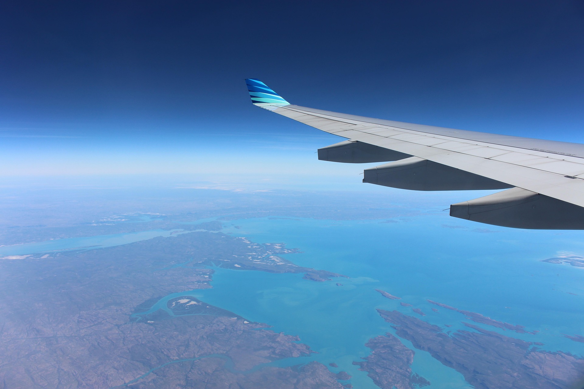 Günstige Flugreisen vergleichen - Flugzeug über Küste