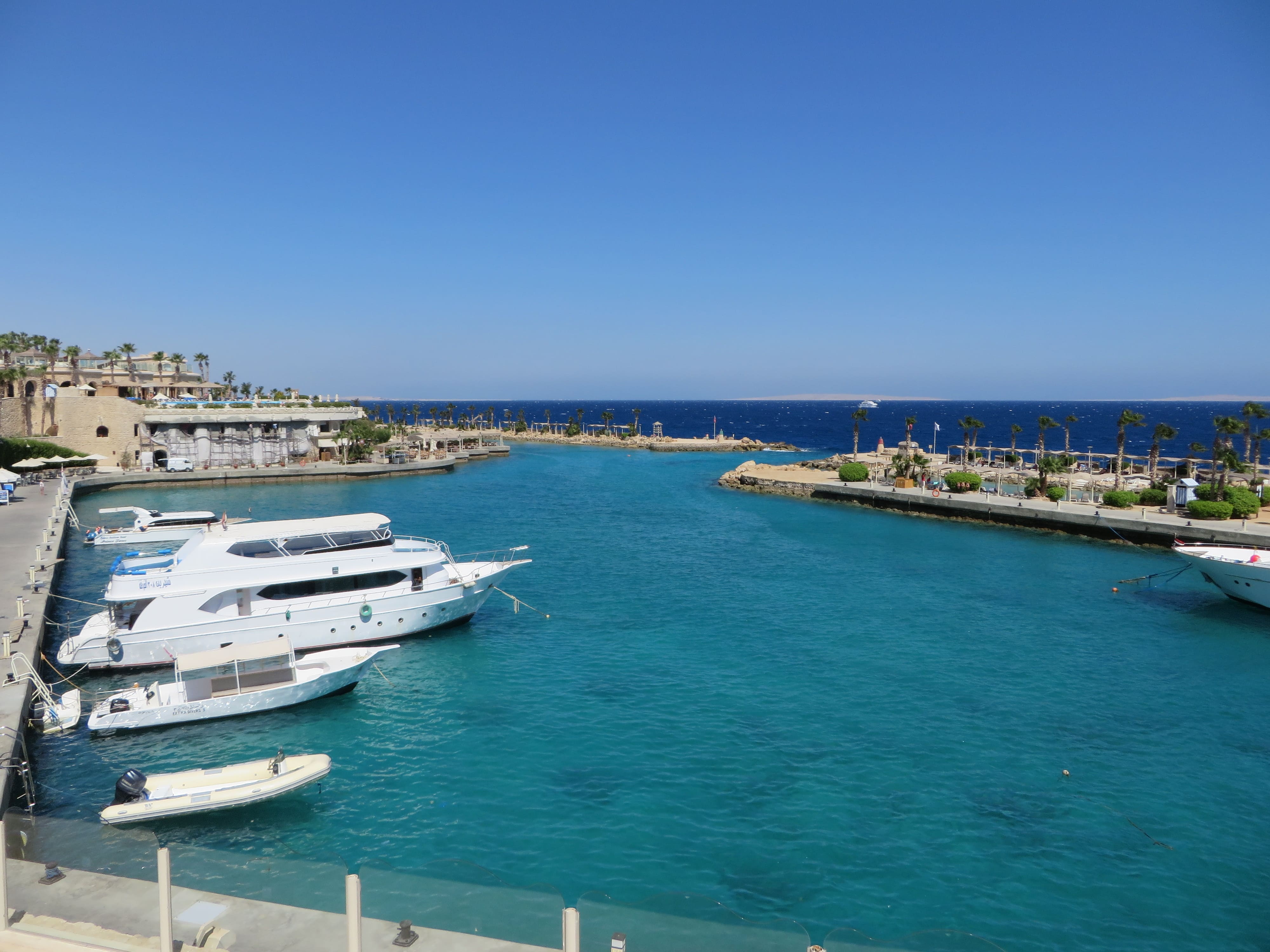 Pickalbatros Citadel Resort - Hafenbereich mit Yacht und türkisblauem Wasser