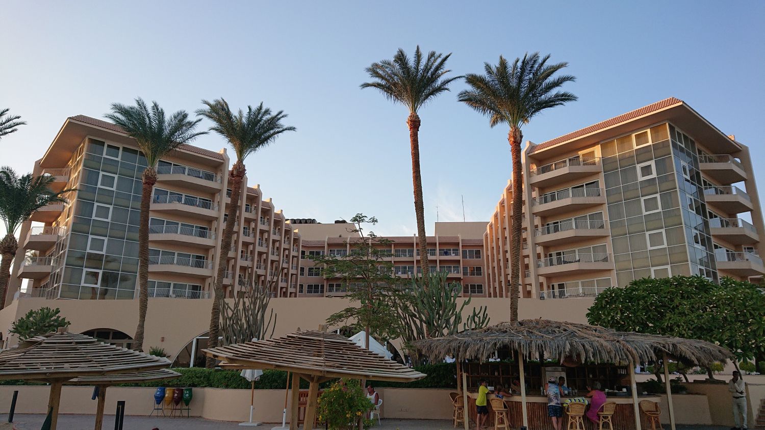 Hurghada Marriott Beach Resort mit Palmen und Strandbar am Roten Meer