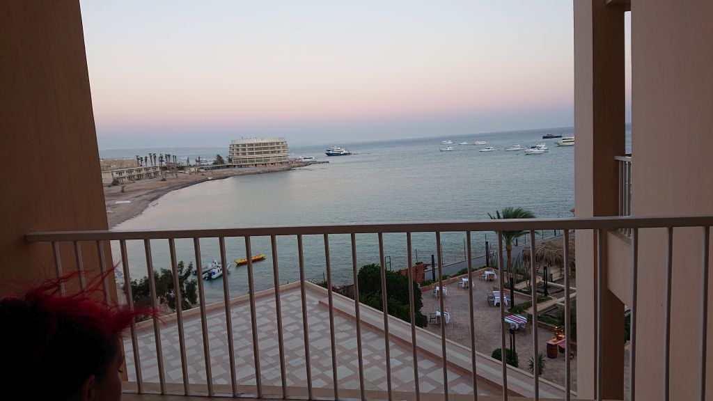 Ausblick vom Balkon des Marriott Beach Resort auf das Rote Meer mit Booten in der Abenddämmerung